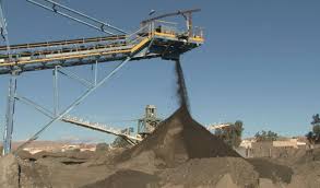 عمال الفسفاط يهددون، ويطالبون بتفعيل هذه المطالب