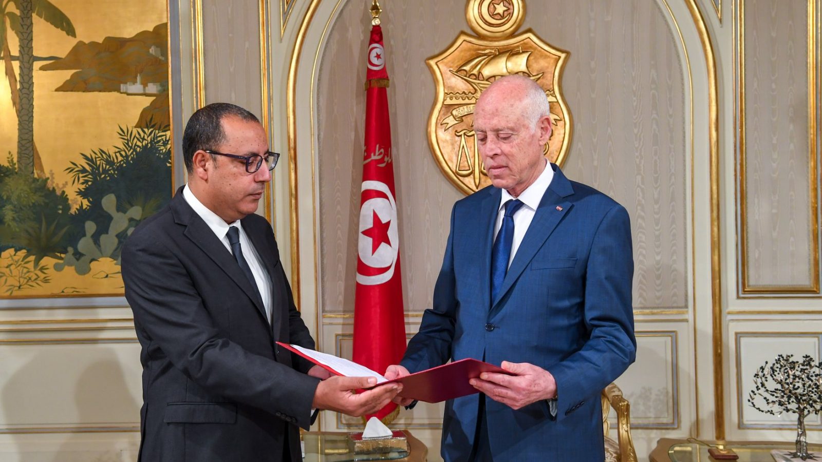 ربع أعضاء حكومة المشيشي طلبة قيس سعيد وزملاؤه
