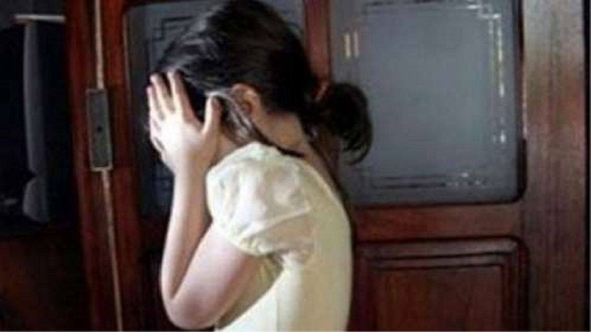 عمرها 15 عاما/ أب يغتصب ابنته طيلة 3 سنوات ؟!