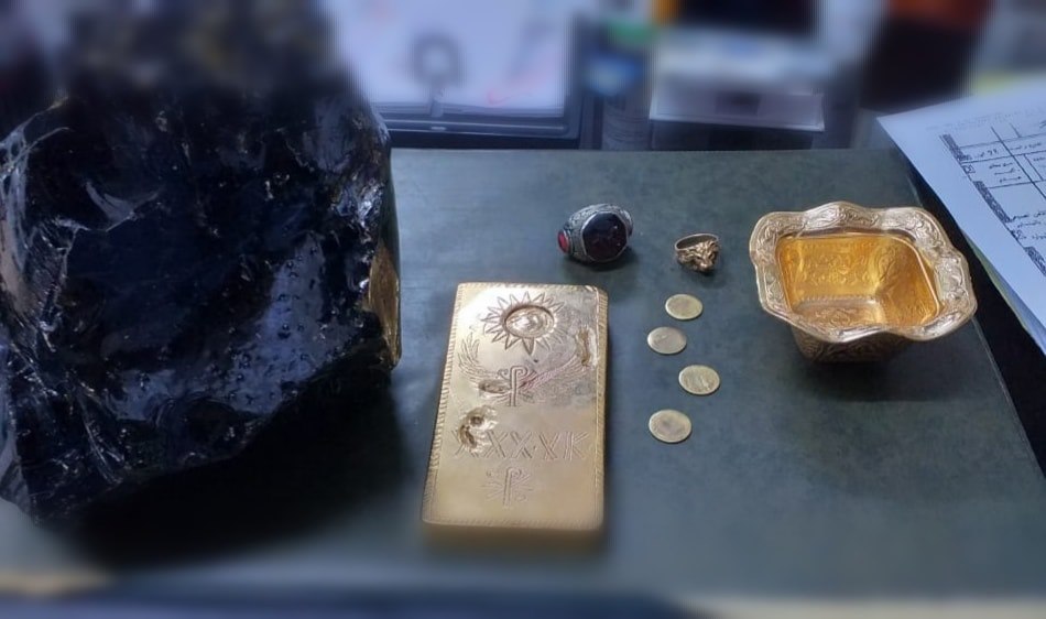 احجار كريمة وسبائك ذهبية دفنتها عصابة تهريب اثار(صور)