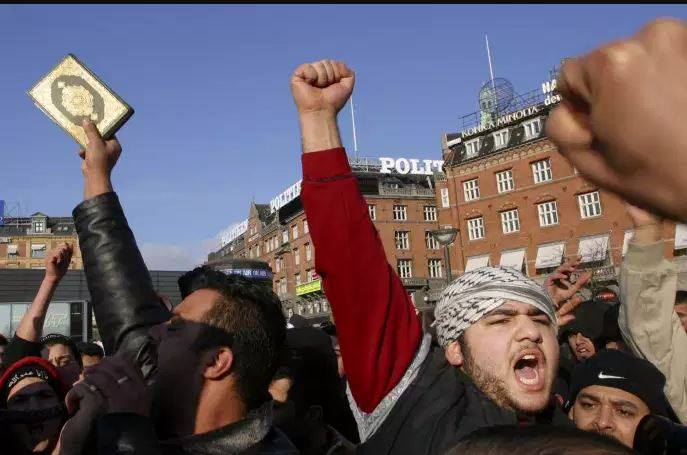 شاهد/ هكذا يعبثون بالقرآن الكريم مرة أخرى.. في شوارع الدنمارك…