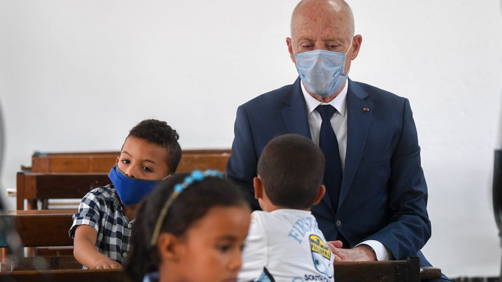 قيس سعيد يعود الى مقاعد الدراسة …(صور)