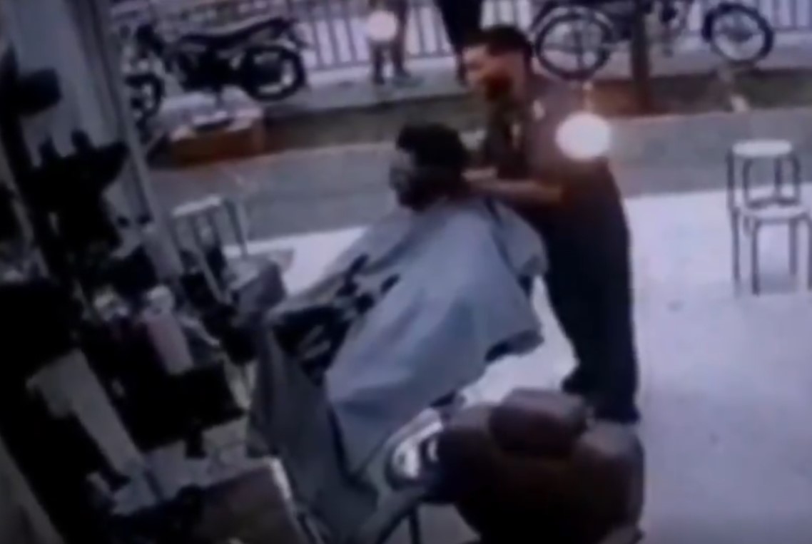 شاهدوا..جريمة قتل في صالون حلاقة