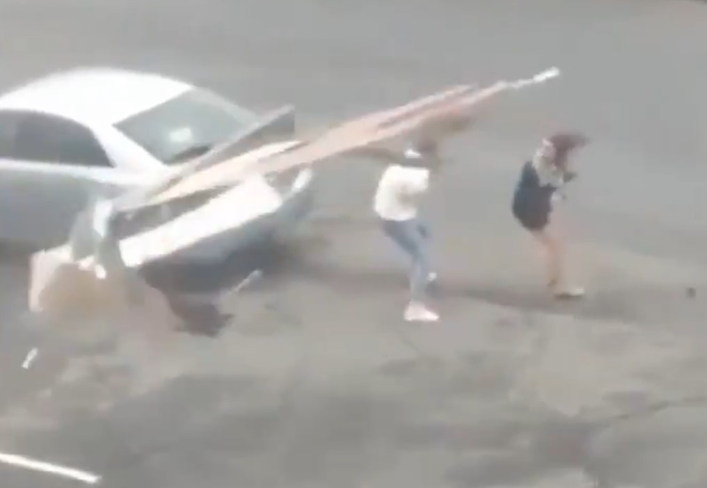 شاهد ماذا فعل  الإعصار بمترجلين في الشارع