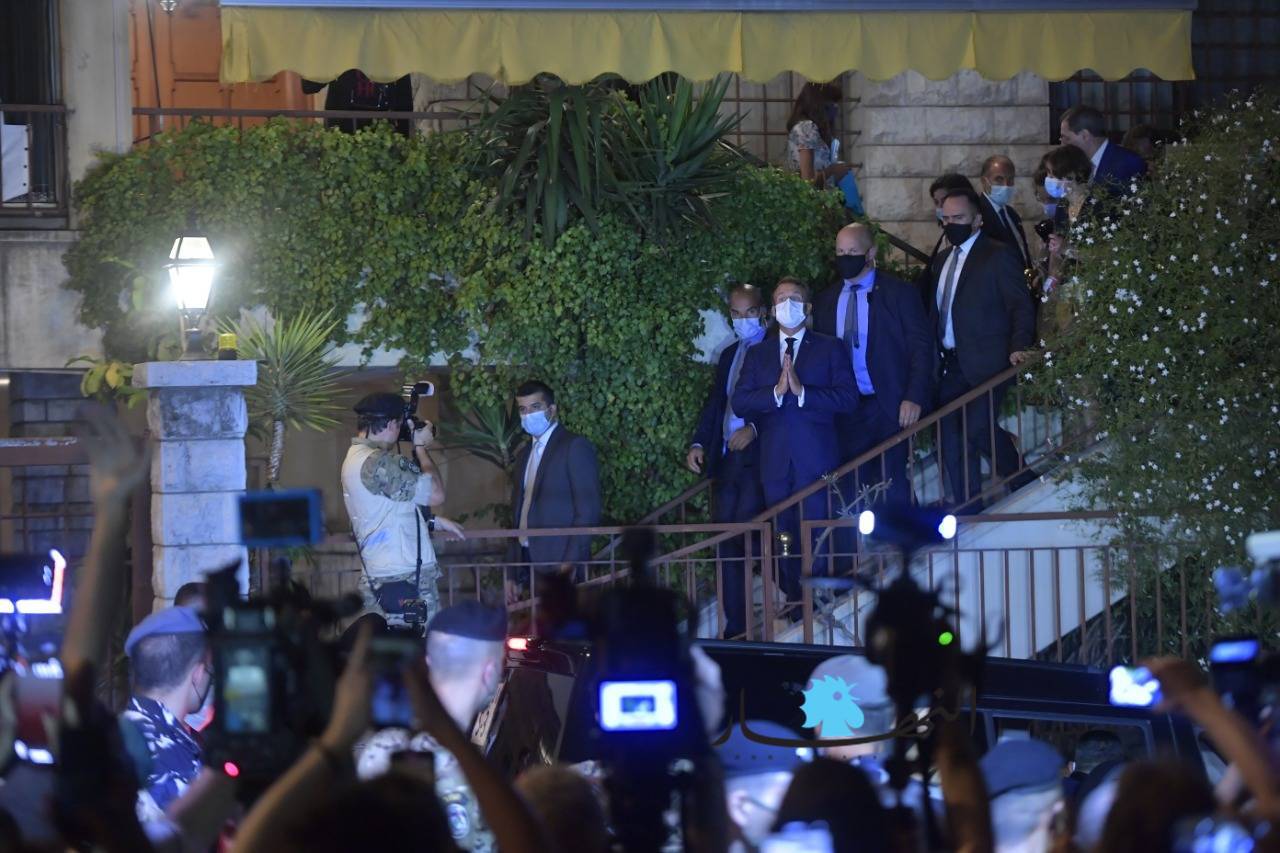 لم تظهر أمام وسائل الإعلام: ماكرون التقى فيروز مباشرة بعد وصوله إلى بيروت