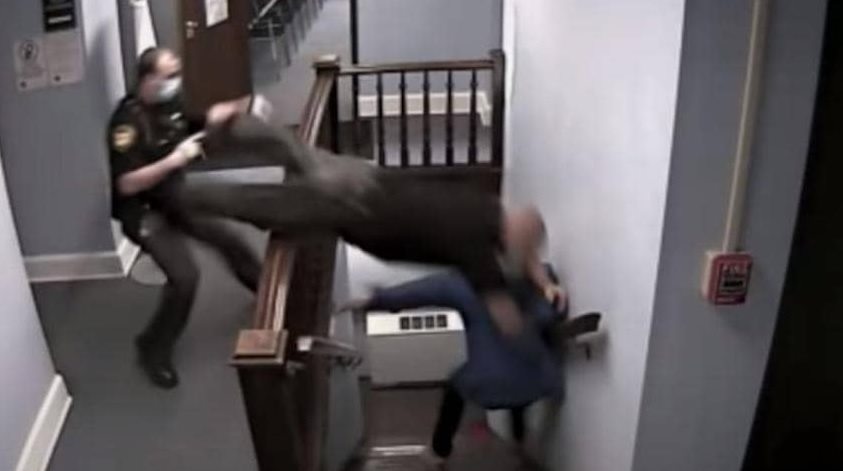 على الطريقة الهوليوودية/ متّهم يفرّ من المحكمة (فيديو)