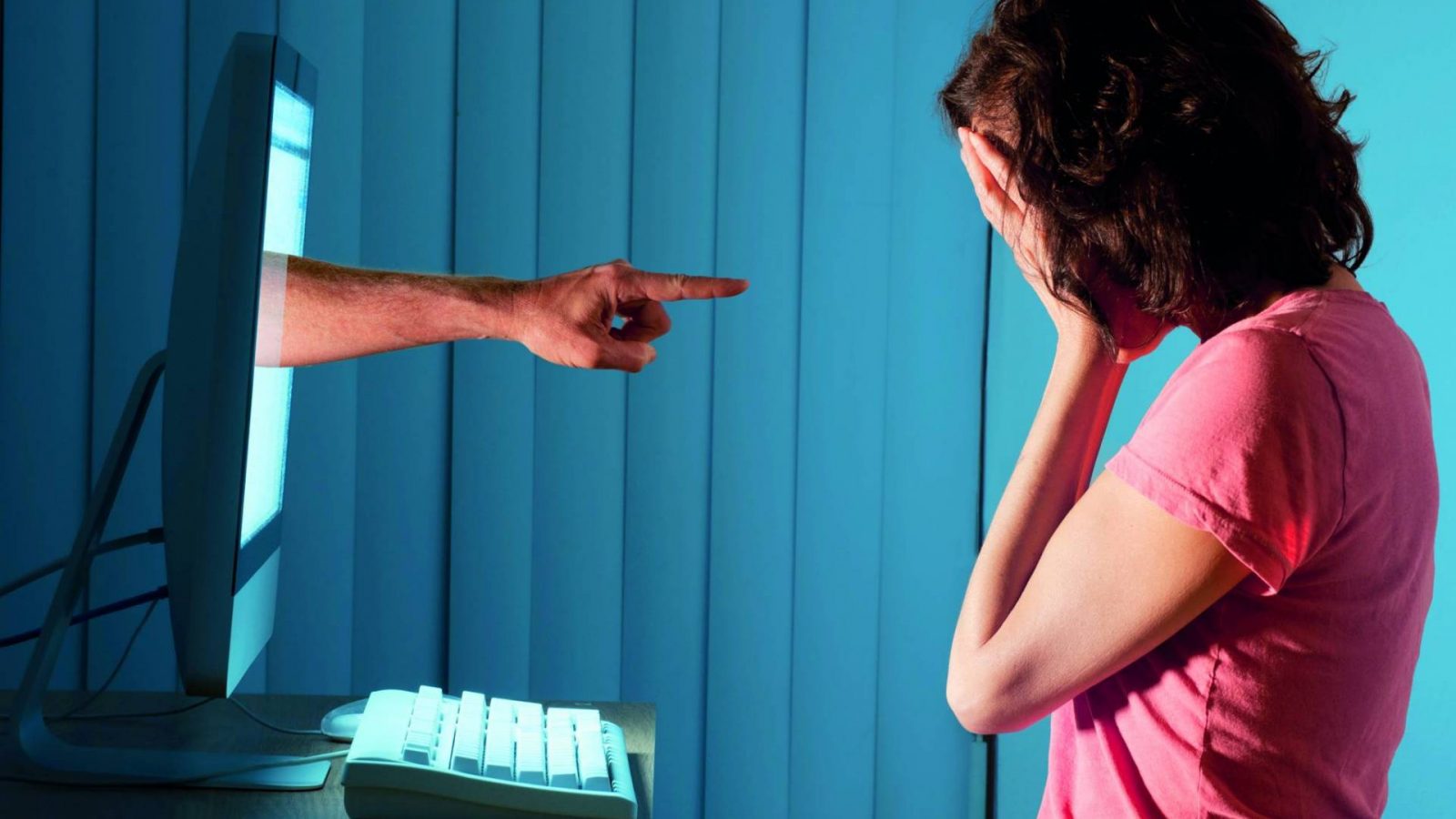 خطير / فتاة تتهم منشطا تلفزيا مشهورا بالتحرش بها (صور)