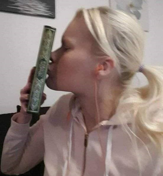 سويدية تعكس الهجوم على البرابرة وتقبل القرآن الكريم