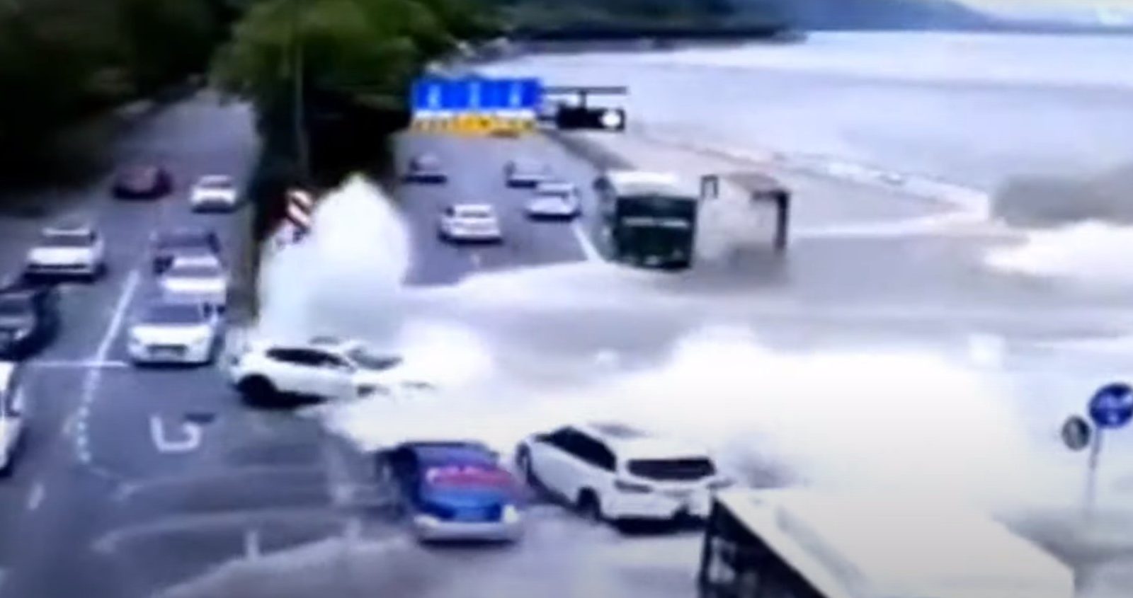 شاهد الفيديو/ فيضان نهر شبيه بتسونامي