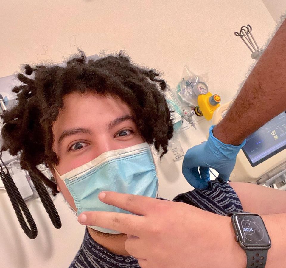 أول تونسي يتلقى لقاحا ضد كورونا