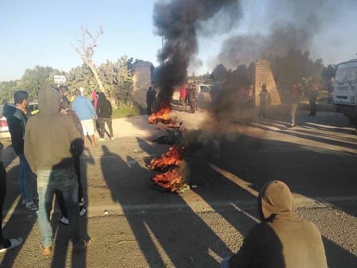 اللسان الأزرق يقطع  الطريق الوطنية رقم 2 (صور)