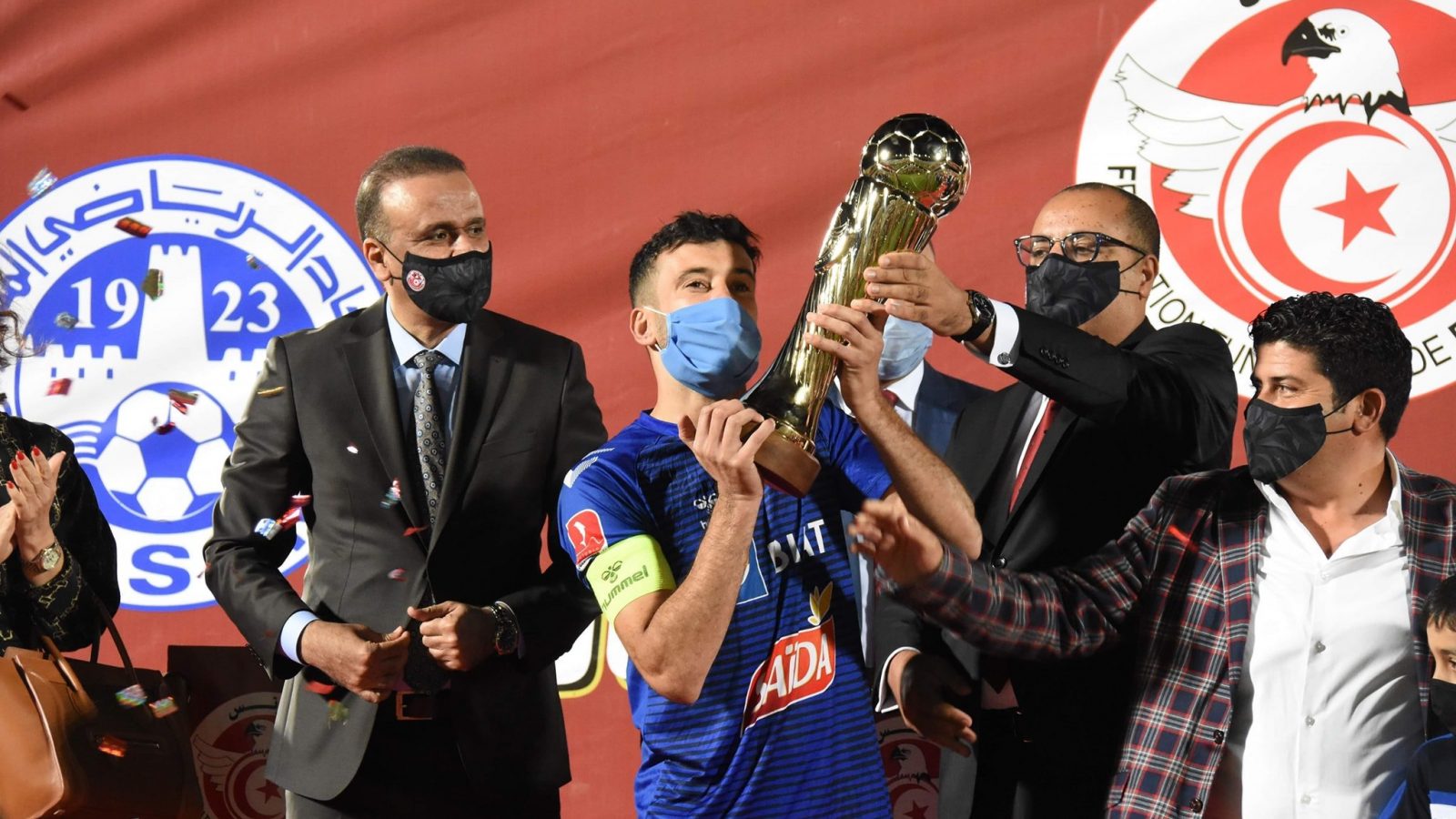 إخضاع  رئيس الحكومة و وزير الشباب و الرياضة الى التحاليل المخبرية