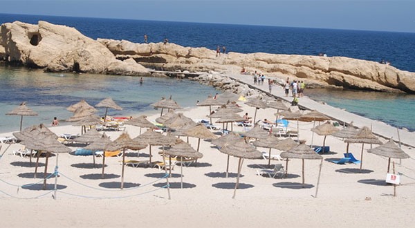 المنستير: حقيبة مخفية بين صخور الشاطئ كشفت العصابة