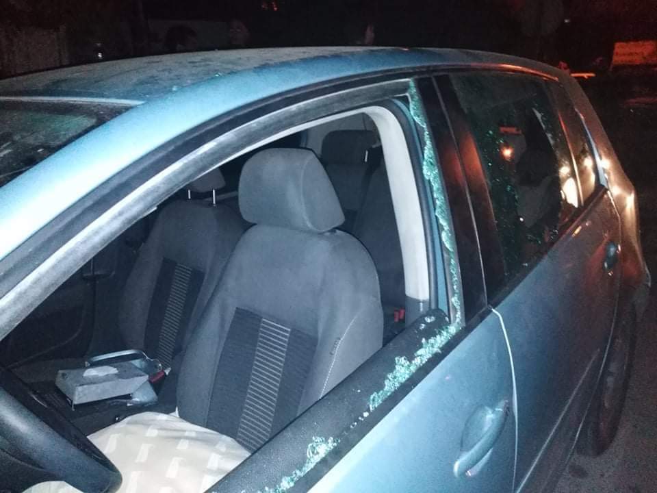 تضرّر سيارات في معركة بين شبان من 