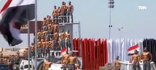 شاهد/ الشرطة المصرية تستعرض عضلاتها