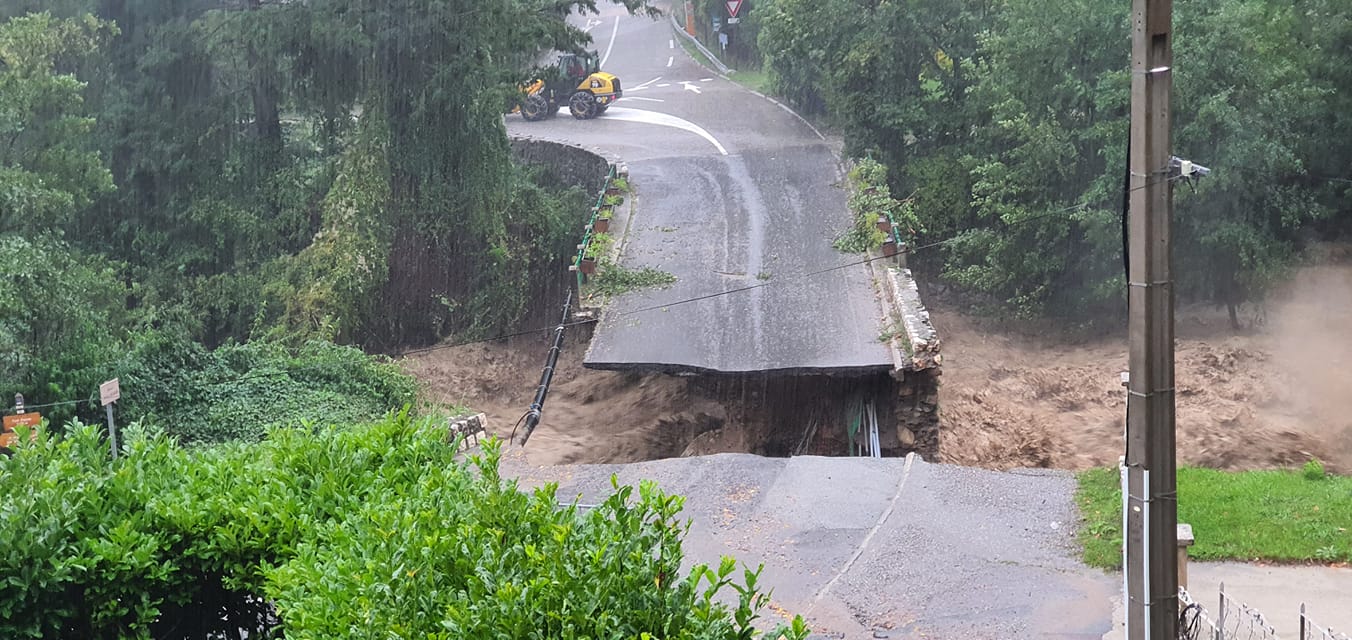 شاهد الفيديو: انهيار جسر بسبب 