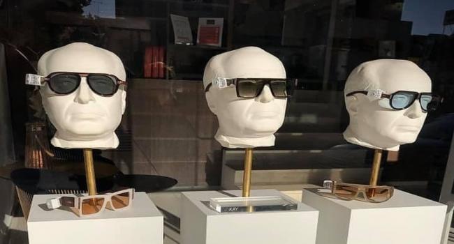 تمثال بورقيبة بنظارات تونسية في احدى واجهات المحلات يثير الجدل