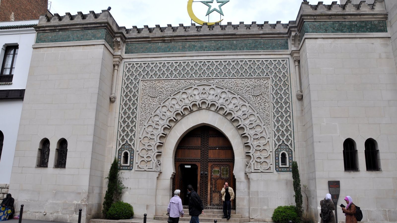 فرنسا: إمام جامع باريس سيقرأ قصيدة في صلاة الجمعة 
