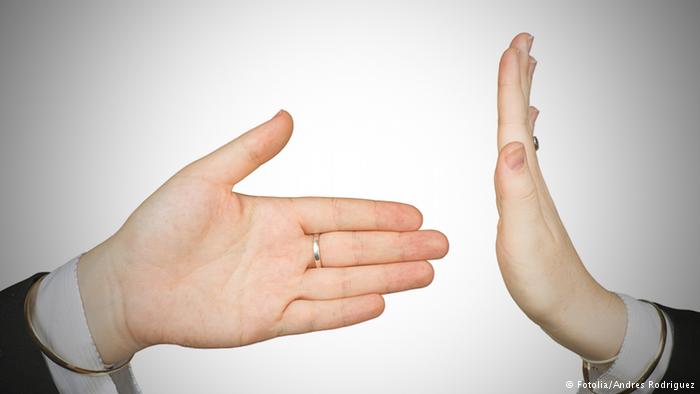 حرم من الجنسية الألمانية بسبب رفضه مصافحة إمرأة!!!