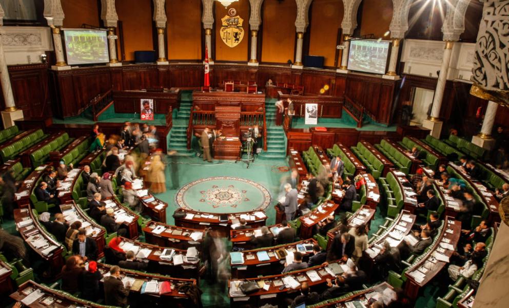 نائب في البرلمان يمزق النظام الداخلي إحتجاجا على عدم تطبيق القانون