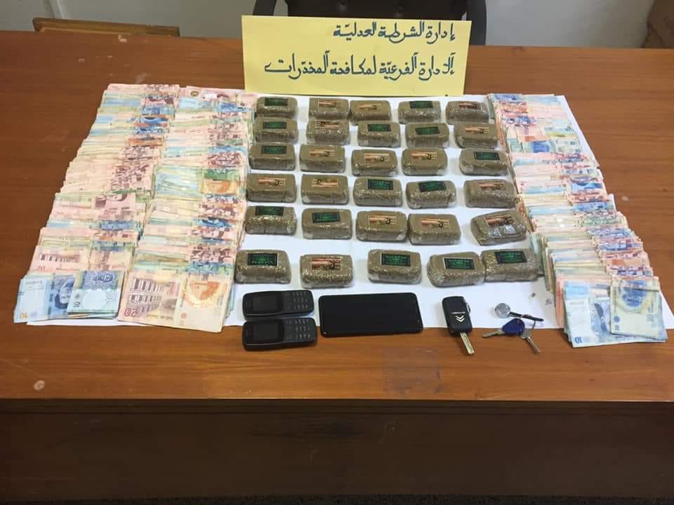 القبض على شخصين يروجان الزطلة و مصادرة محجوزات بقيمة 120 ألف دينار القبض على شخصين يروجان الزطلة و مصادرة محجوزات بقيمة 120 ألف دينار