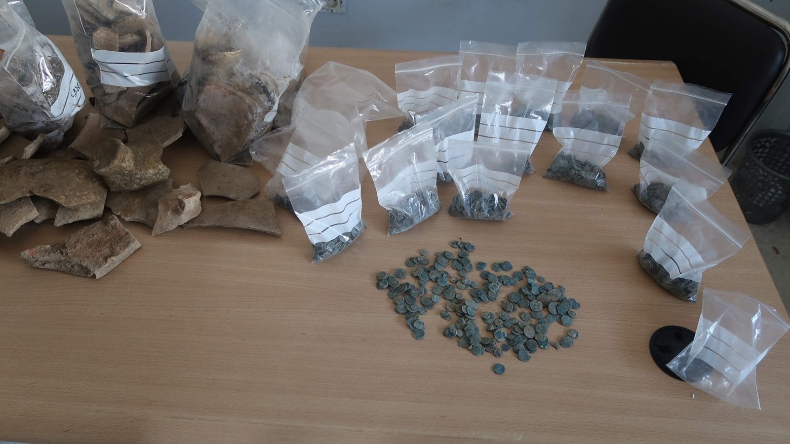 العثور على كنز أثري في مقبرة (صور)