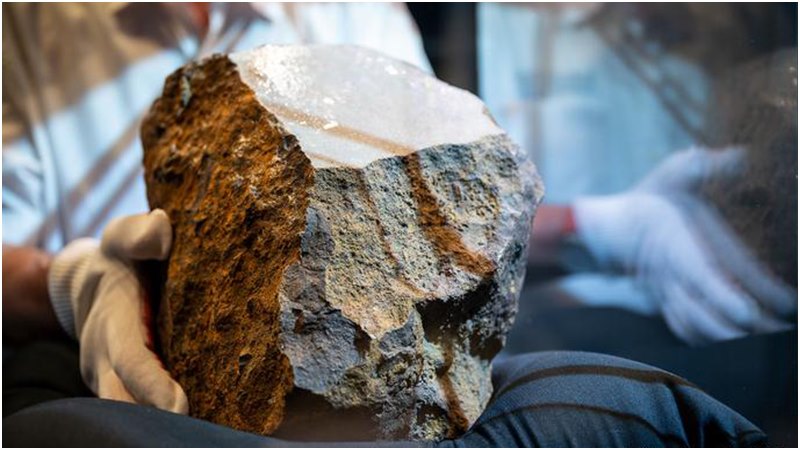 نيزك يسقط على منزل فيحول صاحبه الى مليونير