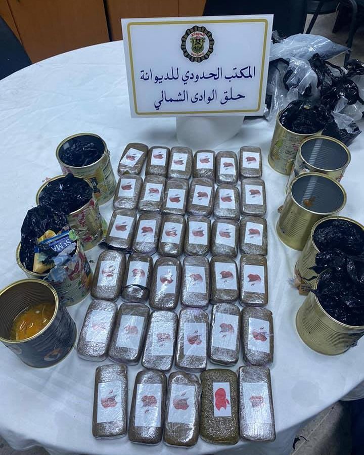 إحباط عملية تهريب 35 صفيحة زطلة داخل علب مصبرات