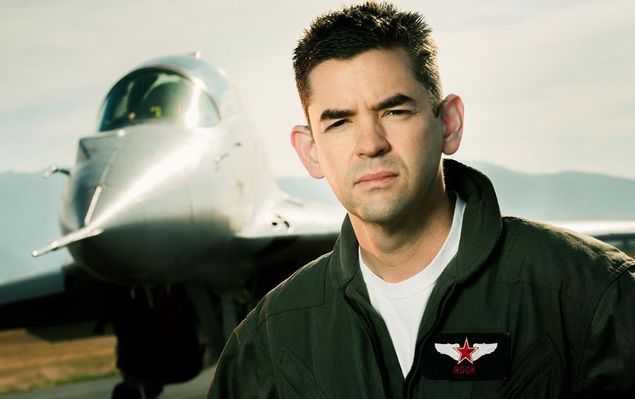 ملياردير أمريكي اشترى طائرة حربية ويوضح غايته ملياردير أمريكي اشترى طائرة حربية ويوضح غايته