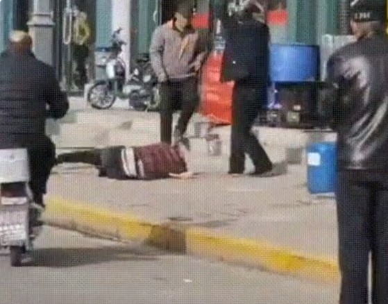 شاهد الفيديو..يضرب زوجته في الشارع حتى ماتت