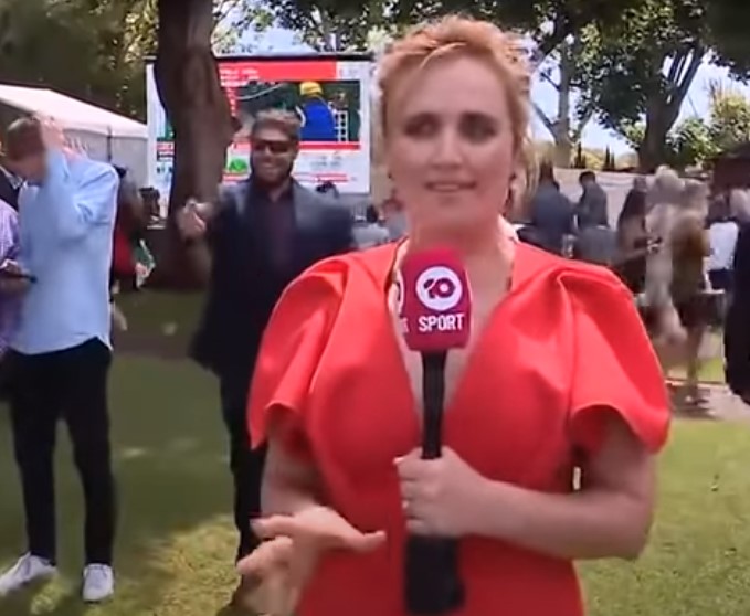 شاهد الفيديو..متسكعون يتحرشون بمذيعة على الهواء