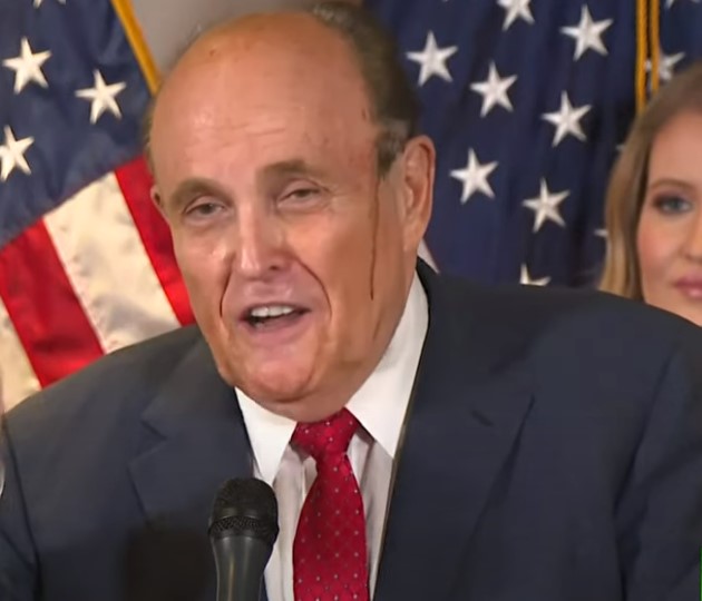 شاهد.. صبغة شعر محامي ترامب تسيل على خده