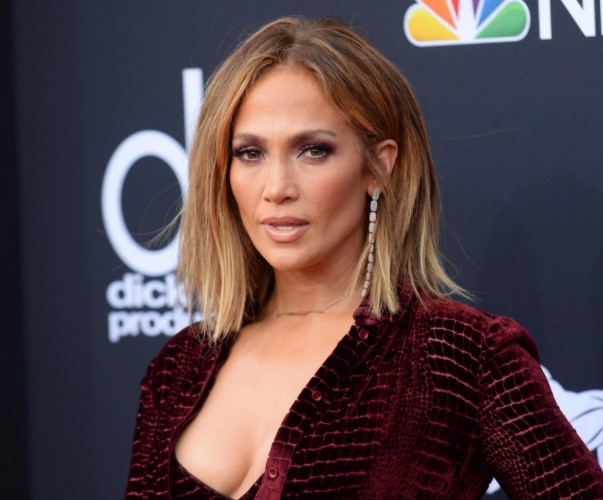 شاهد جينيفير لوبيز عارية في “كليب” جديد