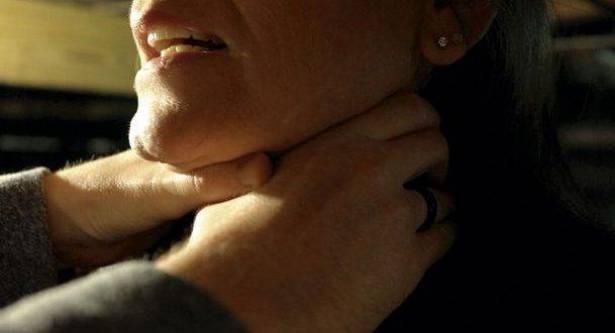 شك في زوجته فقتلها خنقا