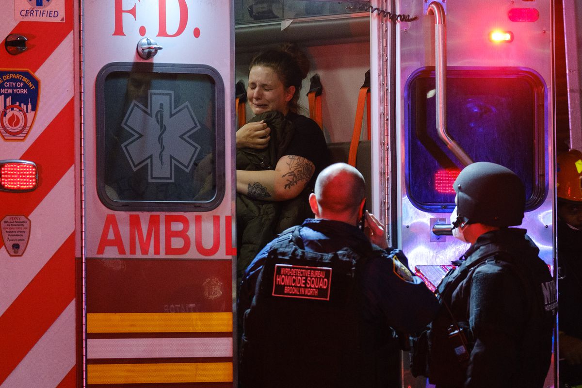 نيويورك/ مسلحان يحتجزان رهائن في منزل (فيديو) نيويورك/ مسلحان يحتجزان رهائن في منزل (فيديو)