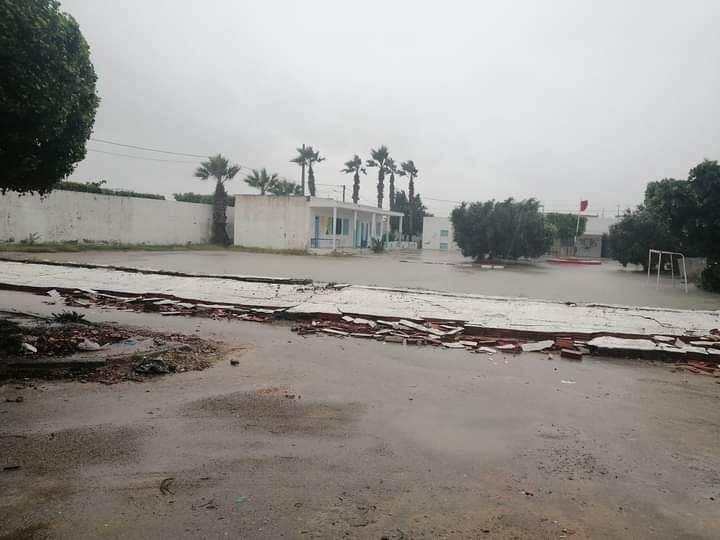 السيول تتسبب في انهيار جدران مدرسة في هذه المدينة