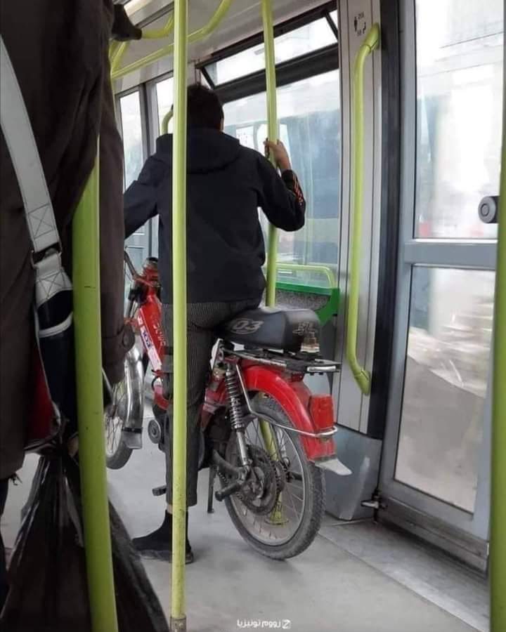 صورة اليوم / تونسي يمتطي الميترو  صحبة دراجته النارية