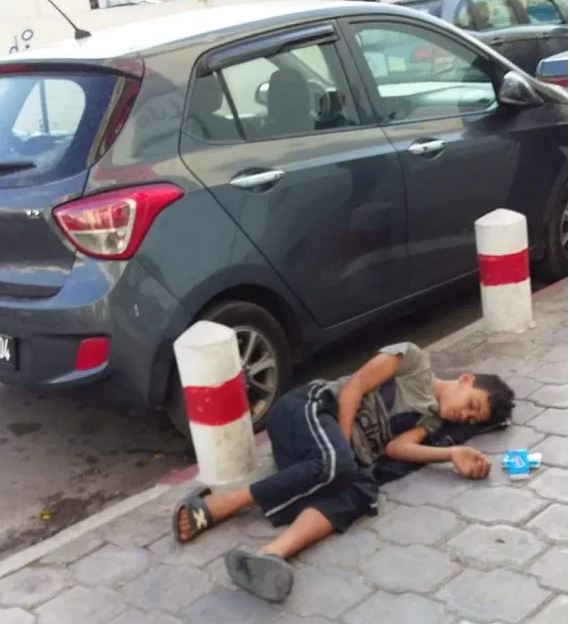 صورة طفل متشرد على الفايسبوك تثير جدلا كبيرا، ووزارة الشؤون الاجتماعية في قفص الاتهام