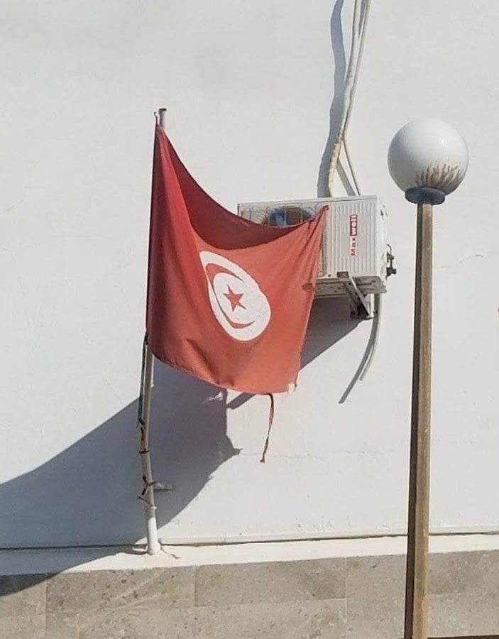 علم  يرفض السقوط…..