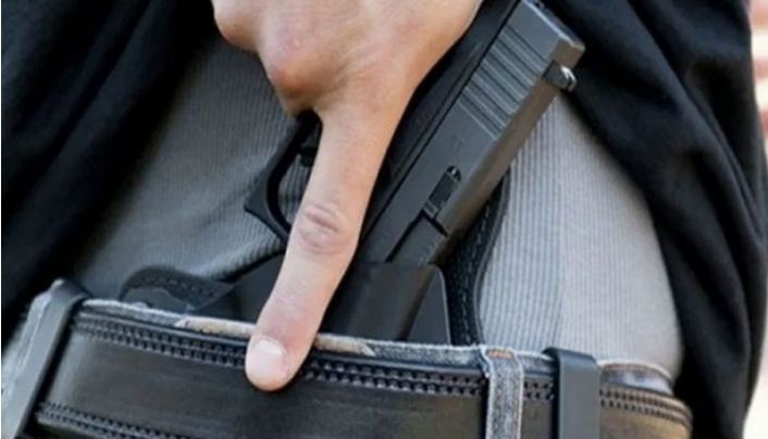 إستدرجه الى جلسة خمرية /بائع خمر خلسة يسلب عون أمن مسدسه و حذاءه و أمواله