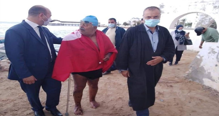 اختتمها بقراءة الفاتحة/نجيب بالهادي يطوف جزيرة جربة سباحة محققا رقما قياسيا