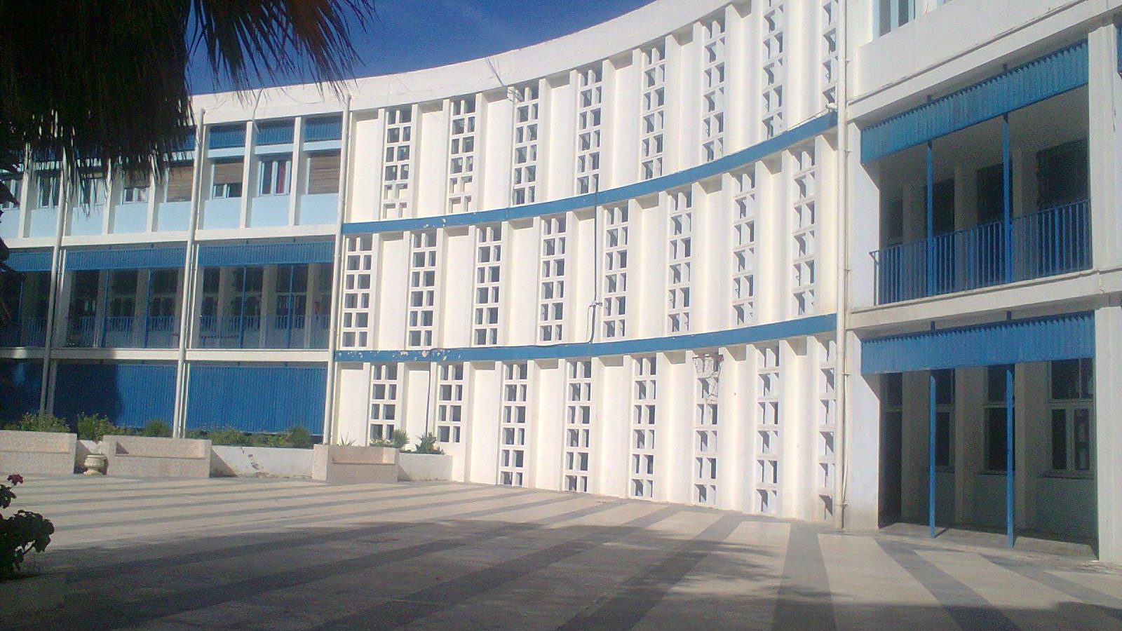 طلبة دار المعلمين العليا يلوحون بإضراب جوع