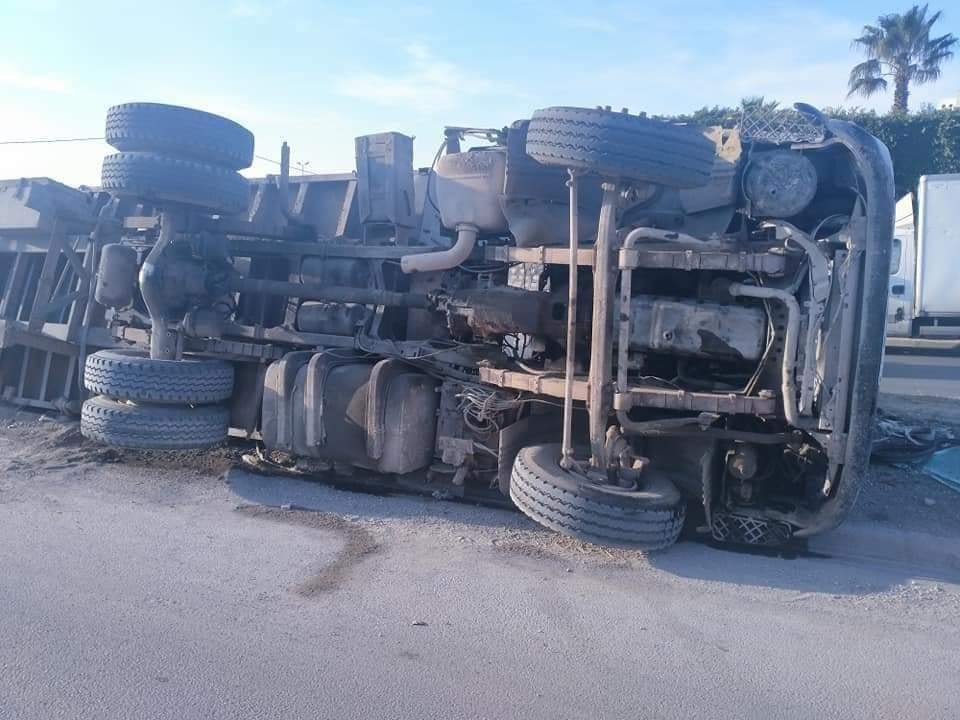 إنقلاب شاحنة ثقيلة على مستوى مفترق عمر خيام المرازقة