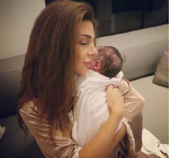 لأول مرة مريام فارس تكشف عن وجه طفلها لأول مرة مريام فارس تكشف عن وجه طفلها