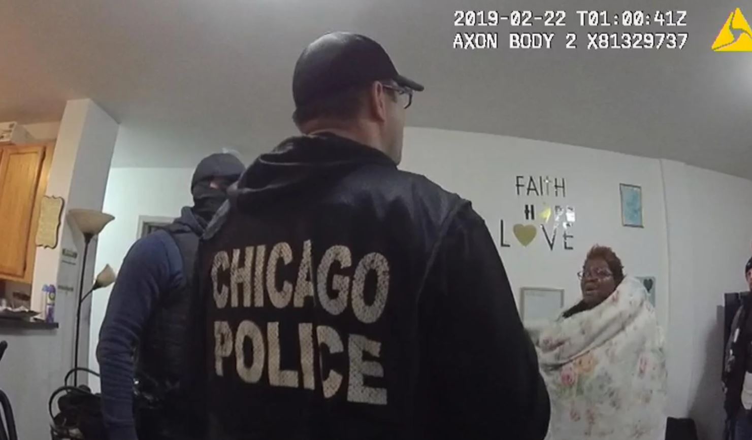 شاهد.. فيديو لشرطة شيكاغو تكبل امرأة وهي عارية يثير غضبا بالولاية شاهد.. فيديو لشرطة شيكاغو تكبل امرأة وهي عارية يثير غضبا بالولاية