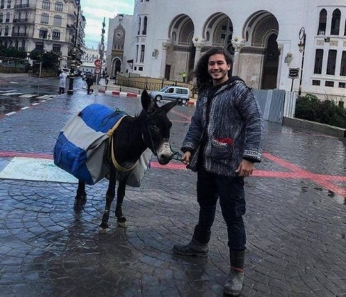 شاب جزائري يقطع مسافة 1774 كيلومترا على ظهر حمار! شاب جزائري يقطع مسافة 1774 كيلومترا على ظهر حمار!