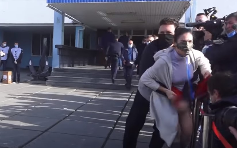 غرامة بـ3 دولارات لناشطة تعرت أمام رئيس بلادها (فيديو) غرامة بـ3 دولارات لناشطة تعرت أمام رئيس بلادها (فيديو)