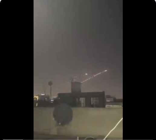 شاهد الفيديو..قصف صاروخي على السفارة الأمريكية ببغداد