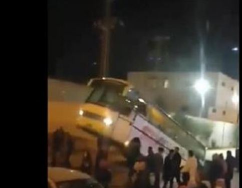 المروج /اِنزلاق أرضي وسط الطريق يبتلع حافلة !(فيديو)