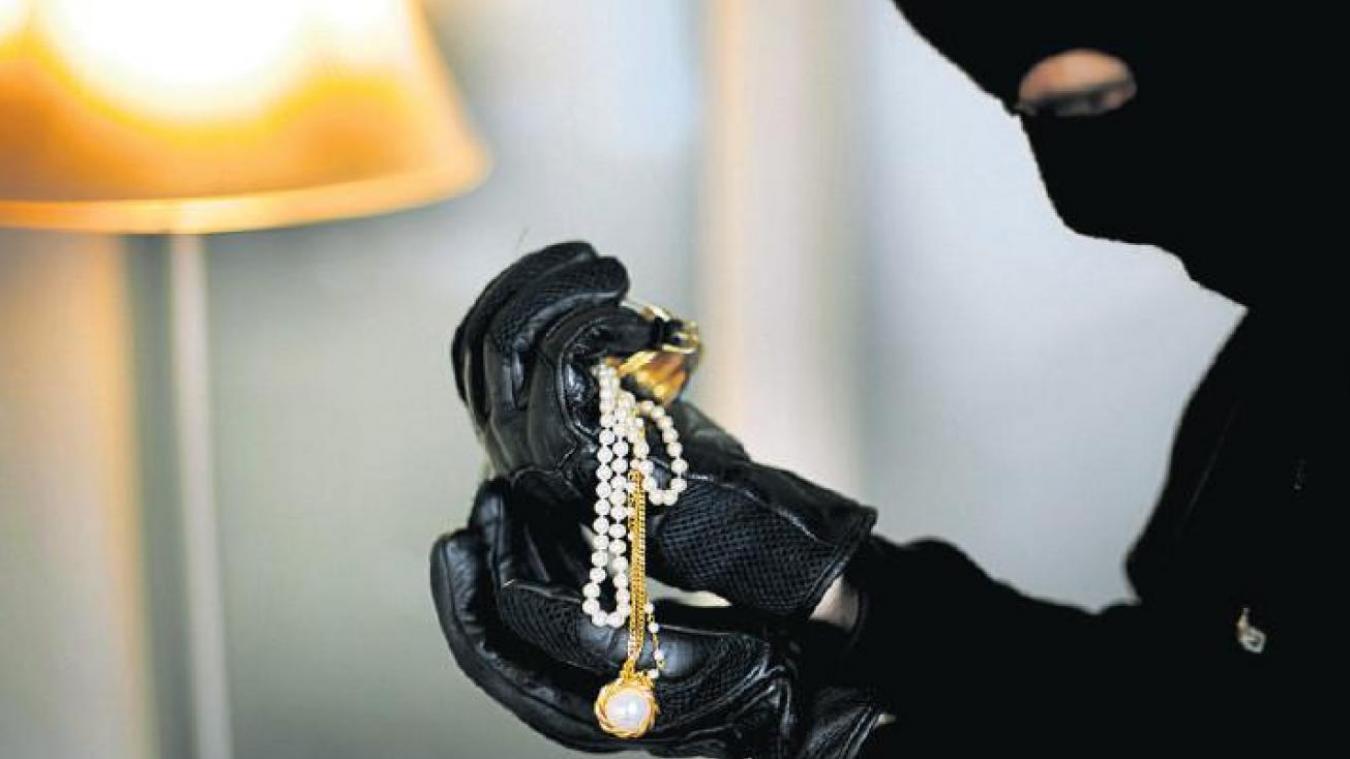 على طريقة “ريا و سكينة “/امرأة تونسية تخدّر الأم وابنتها ثم تسلب مصوغهن